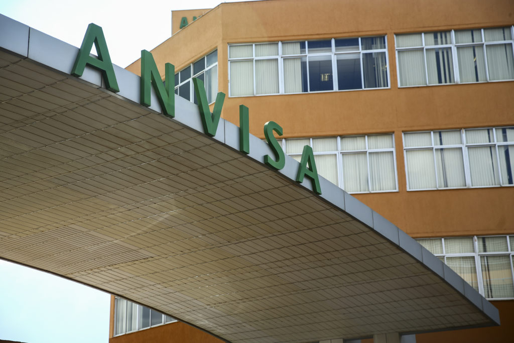 Fachada do edifício sede da Agência Nacional de Vigilância Sanitária (Anvisa) com letras verdes na frente do prédio laranja